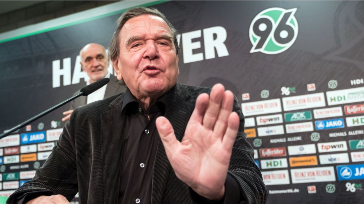 Gerhard Schröder: Former chancellor resigns at Hannover 96