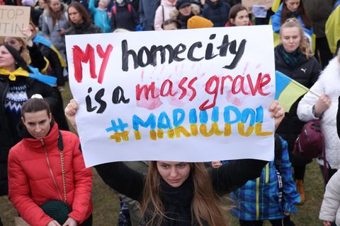 Demonstranten aus Mariupol mit Schild "My Hometown is a mass grave #Mariupol" Demonstranten aus Mariupol mit Schild "My Hometown is a mass grave #Mariupol"