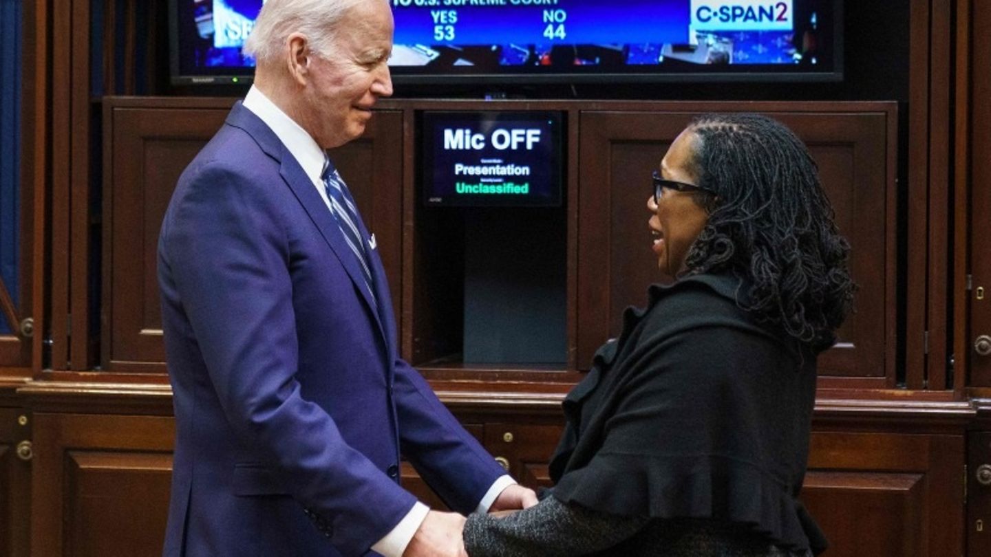Supreme Court: Ketanji Brown Jackson becomes first black female supreme judge