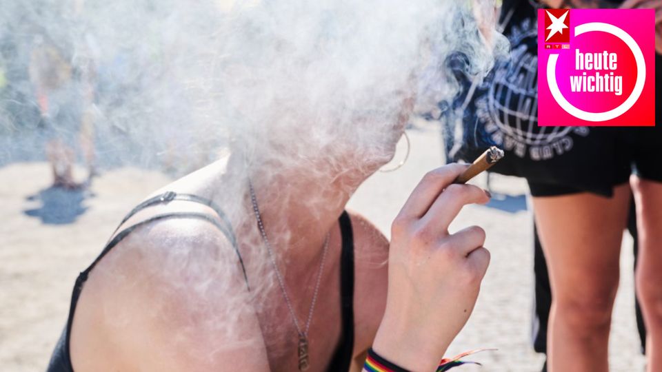 Eine Demonstrantin raucht einen Joint bei der Hanfparade.