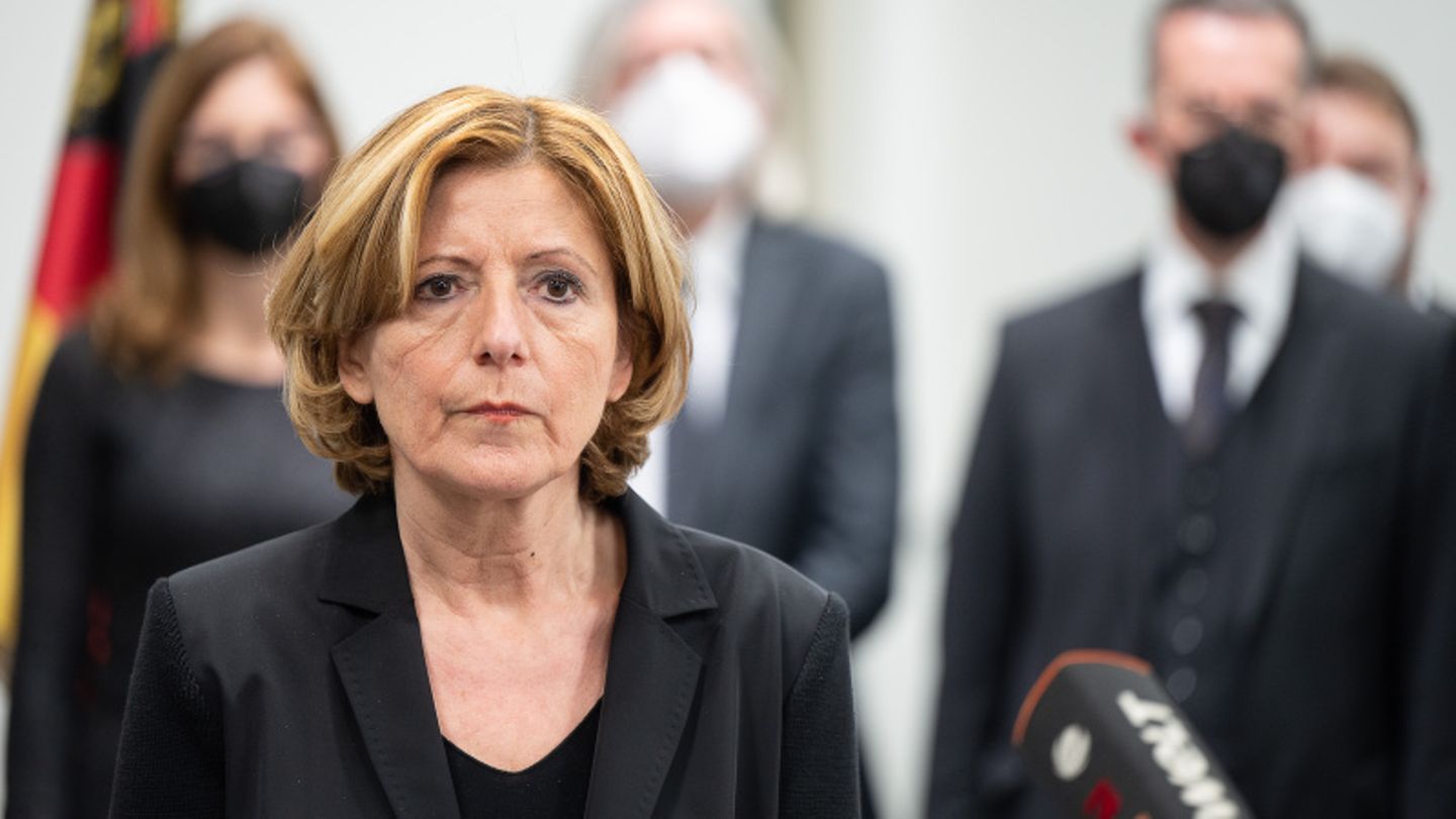 Malu Dreyer blickt ernst. Se soll sich zur Flutkatastrophe äußern
