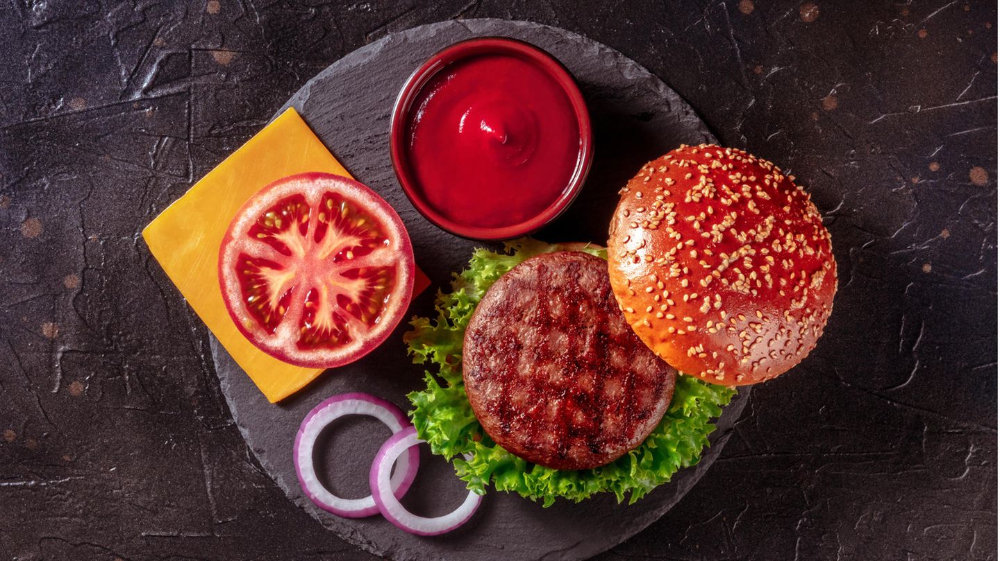 Die Preise für die Zutaten eines Hamburgers sind zuletzt rasant gestiegen.