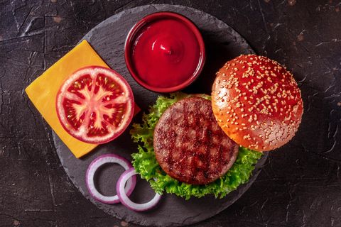 Die Preise für die Zutaten eines Hamburgers sind zuletzt rasant gestiegen.
