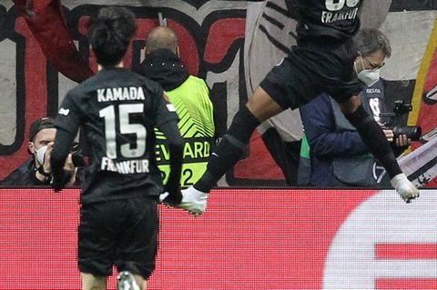 Ansgar Knauff (r.) hebt ab. Sein Kanonen-Volleyschuss kurz nach der Pause brachte die Eintracht verdient in Führung.