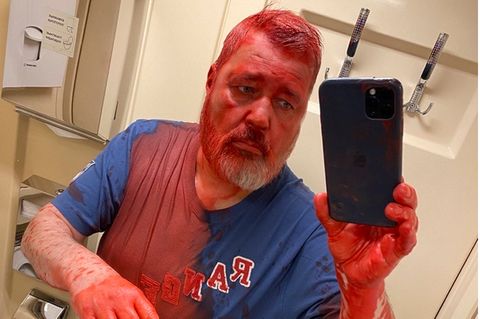 Ukraine Krieg: Der Chefredakteur Dmitri Muratow ist mit roter Farbe attackiert worden