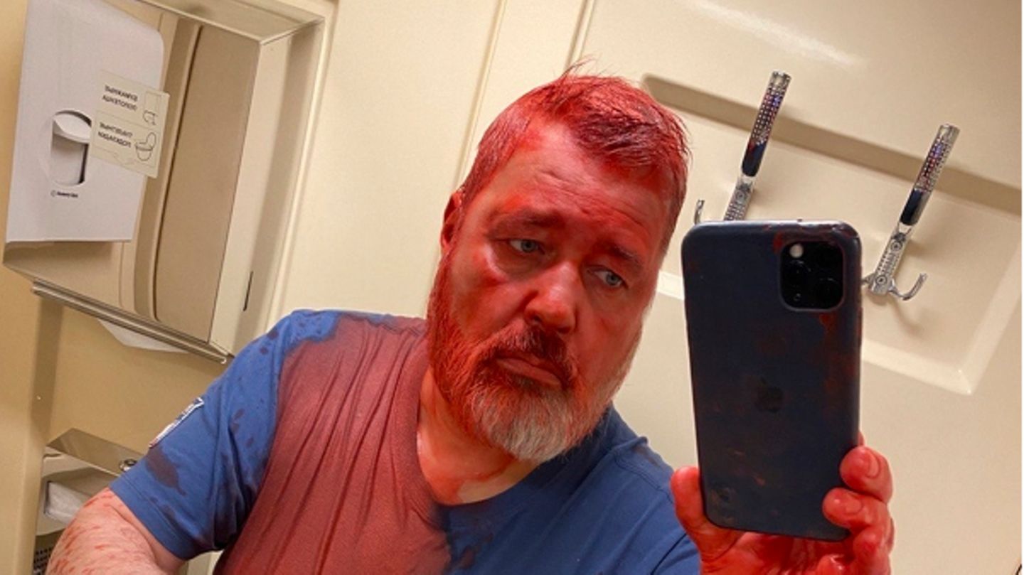 Ukraine Krieg: Der Chefredakteur Dmitri Muratow ist mit roter Farbe attackiert worden