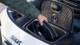 Einen üppigen Frunk gibt es nicht – aber immerhin eine Mulde fürs Ladekabel.