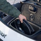 Einen üppigen Frunk gibt es nicht – aber immerhin eine Mulde fürs Ladekabel.