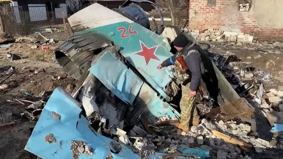 Nur noch Trümmer: Russischer Kampfjet stürzt in ukrainisches Wohngebiet Nur noch Trümmer: Russischer Kampfjet stürzt in ukrainisches Wohngebiet