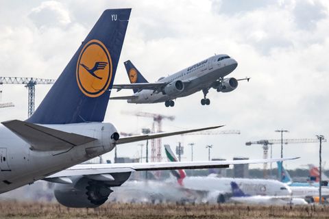 Startendes Flugzeug in Frankfurt