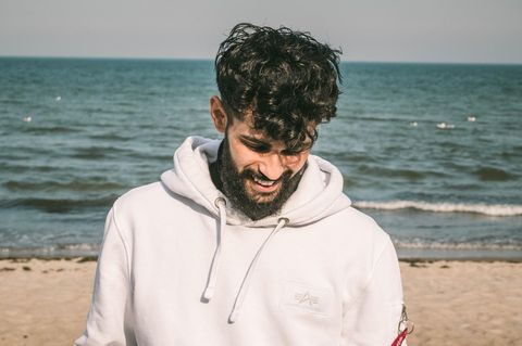 In sechs Folgen berichtet Bassam von seiner Flucht vor dem Bürgerkrieg in Syrien, die ihn nach Deutschland führt