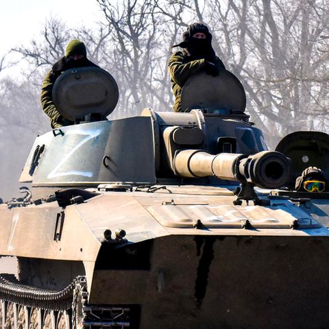 Ukraine-Krieg: Panzer Russlands fahren auf einer Straße