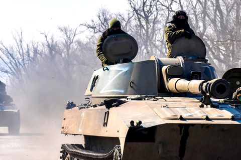 Ukraine-Krieg: Panzer Russlands fahren auf einer Straße