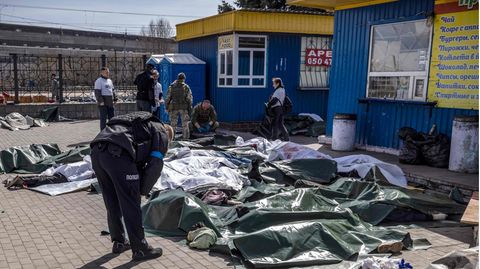 Opfer des Raketenangriffs liegen mit Plastikplanen bedeckt am Bahnhof von Kramatorsk im Osten der Ukraine