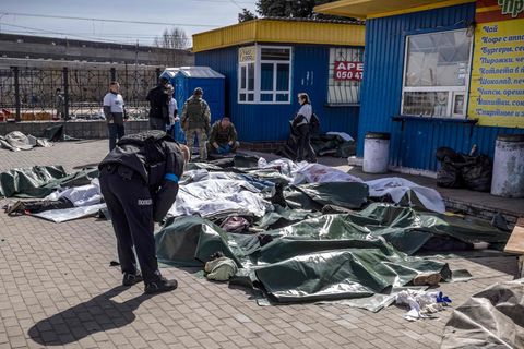 Opfer des Raketenangriffs liegen mit Plastikplanen bedeckt am Bahnhof von Kramatorsk im Osten der Ukraine