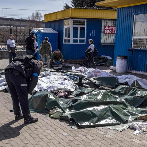 Opfer des Raketenangriffs liegen mit Plastikplanen bedeckt am Bahnhof von Kramatorsk im Osten der Ukraine
