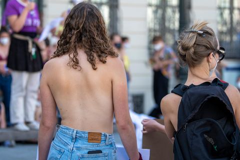 Diskriminierung: Frau klagt, weil sie sich nicht oben ohne sonnen durfte