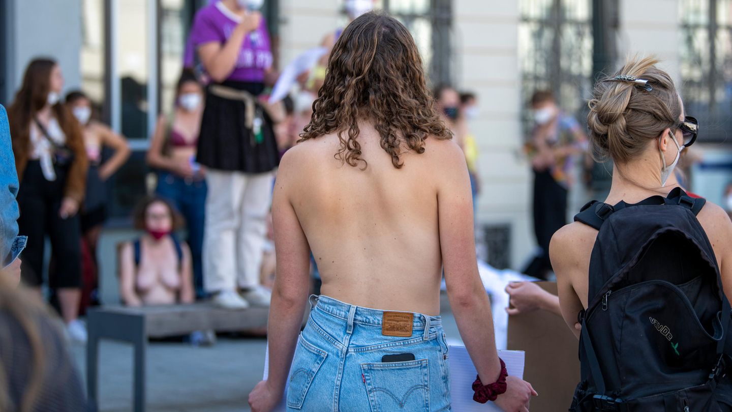 Diskriminierung: Frau klagt, weil sie sich nicht oben ohne sonnen durfte