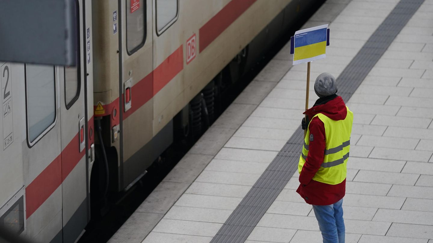 Ein Helfer, der auf Flüchtende aus der Ukraine wartet