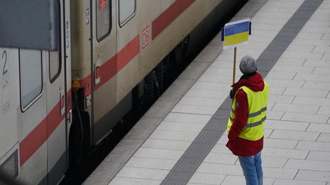 Ein Helfer, der auf Flüchtende aus der Ukraine wartet