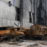 Vor dem Hangar geparkte Fahrzeuge wurden ebenfalls am Werksflughafen von Antonow in Brand geschossen.