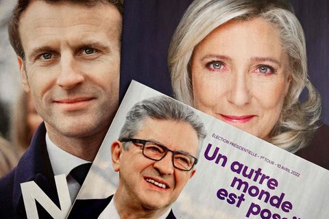 Emmanuel Macron (l.) und Marine Le Pen haben die größten Chancen auf das Präsidentenamt in Frankreich, Linkspolitiker Jean-Luc Mélenchon (u.) liegt in Umfragen auf dem dritten Rang 