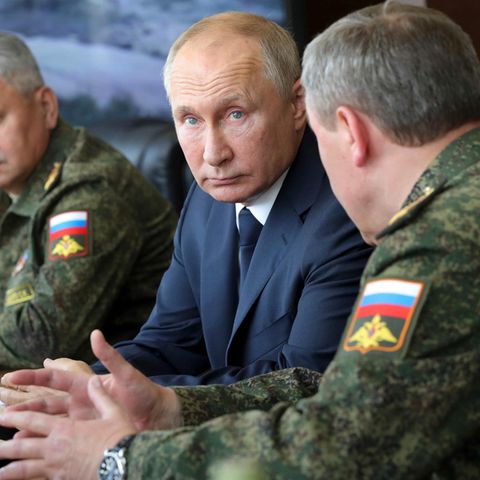 Wladimir Putin (M.), Präsident von Russland, und Sergei Schoigu (l.), Verteidigungsminister von Russland