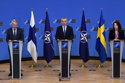Nato-Generalsekretär Jens Stoltenberg, Finnlands Außenminister Pekka Haavisto  und seine schwedische Amtskollegin Ann Linde