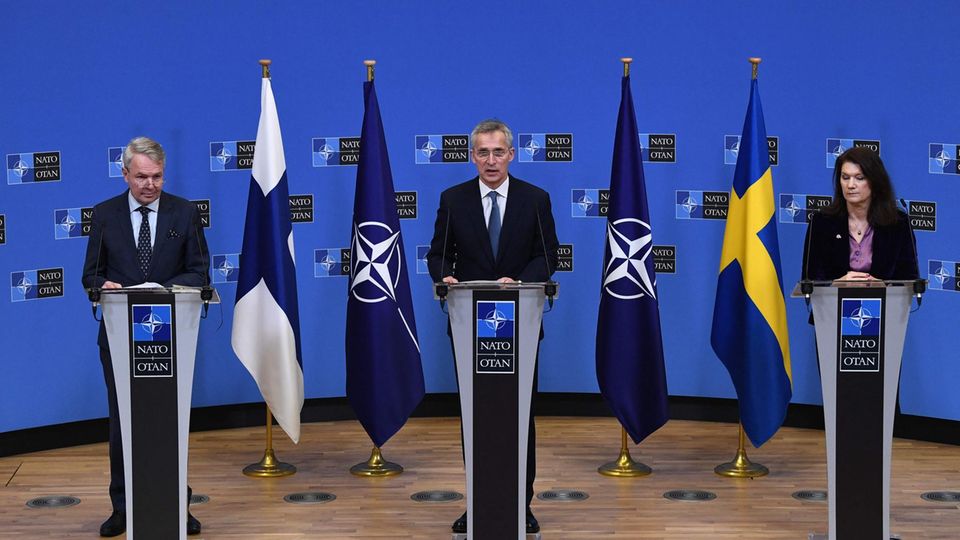 Nato-Generalsekretär Jens Stoltenberg, Finnlands Außenminister Pekka Haavisto  und seine schwedische Amtskollegin Ann Linde