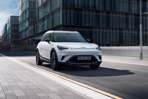 Der Smart #1 fährt auf einer Straße