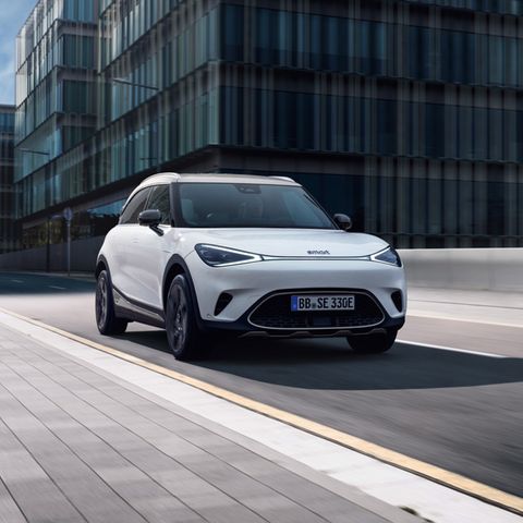 Der Smart #1 fährt auf einer Straße