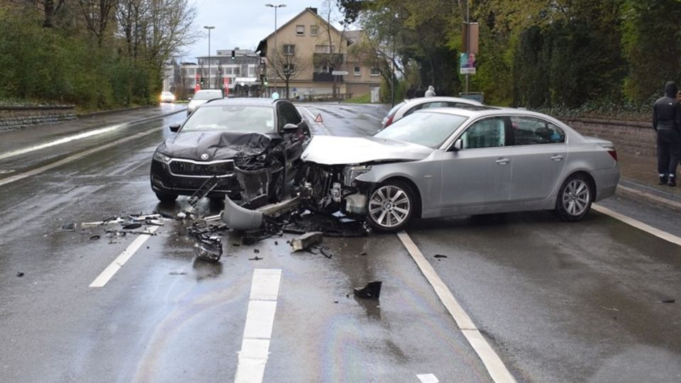 Der Unfall in Herford: Ein Jugendlicher hatte dafür den BMW seines Bruders gestohlen.