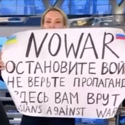 Marina Owsjannikowa beim Protest im russischen Fernsehen.