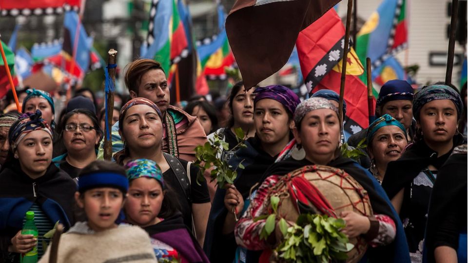 Mitglieder eine Mapuche-Gemeinde bei einem Trauermarsch