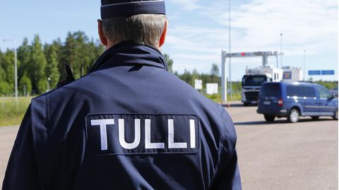 Ein finnischer Zollbeamter, auf seiner Jacke steht "Tulli"