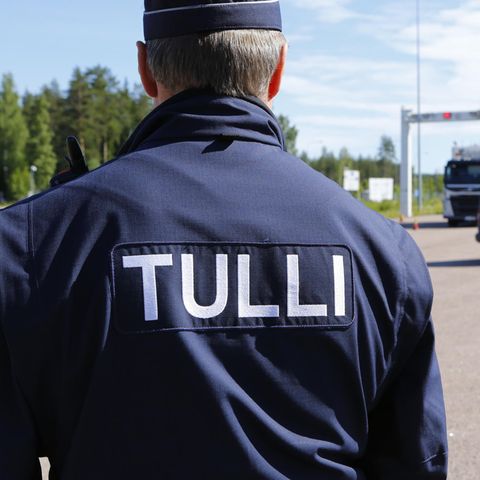 Ein finnischer Zollbeamter, auf seiner Jacke steht "Tulli"