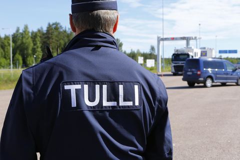 Ein finnischer Zollbeamter, auf seiner Jacke steht "Tulli"