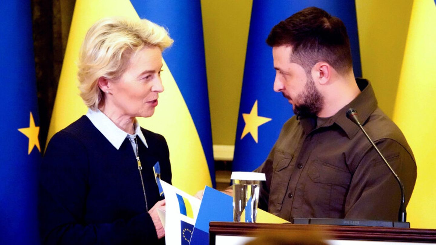 War In Ukraine Von Der Leyen Presents Selenskyj With A Questionnaire On EU Accession Ukraine 