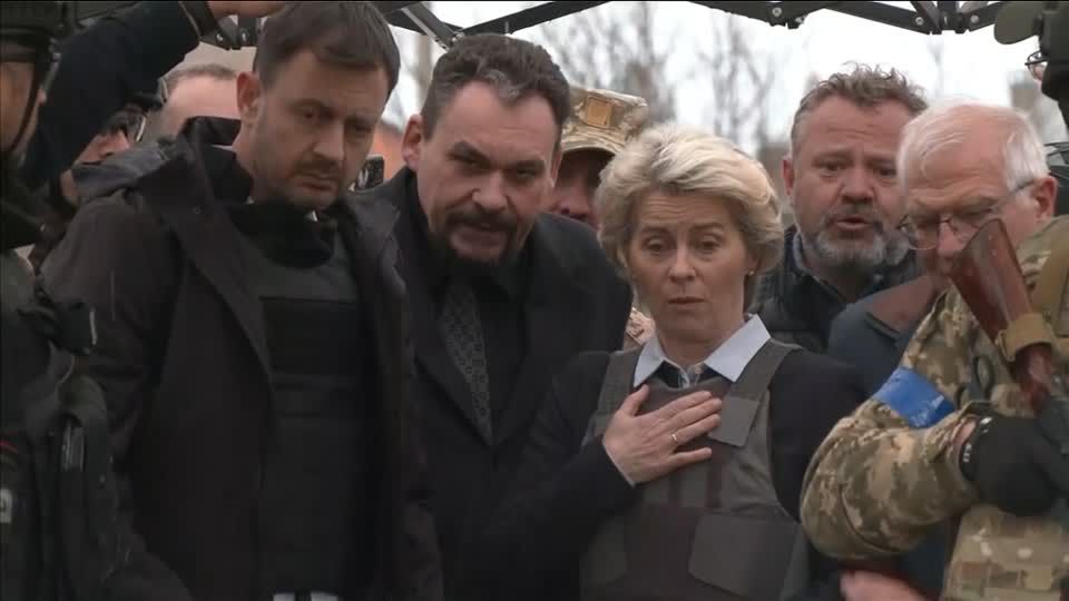 Sichtlich geschockt: Ursula von der Leyen in Butscha: "Wir sehen das kalte Gesicht von Putins Armee"