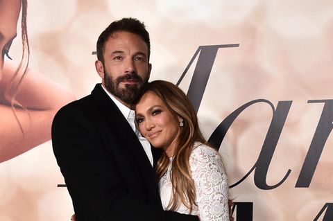 Vorwarnung: Jennifer Lopez und Ben Affleck posieren für den Film "Marry Me".