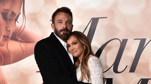 Vorwarnung: Jennifer Lopez und Ben Affleck posieren für den Film "Marry Me".