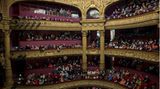 Menschen nehmen an einem "Solidaritätskonzert für ukrainische Geflüchtete" in der Oper von Tours teil