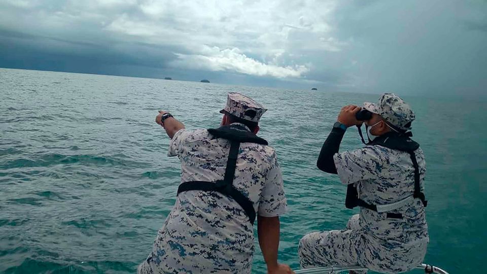Dieses Foto zeigt eine Such- und Rettungsaktion für Taucher vor der Küste von Mersing in Johor.