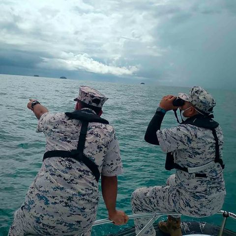 Dieses Foto zeigt eine Such- und Rettungsaktion für Taucher vor der Küste von Mersing in Johor.