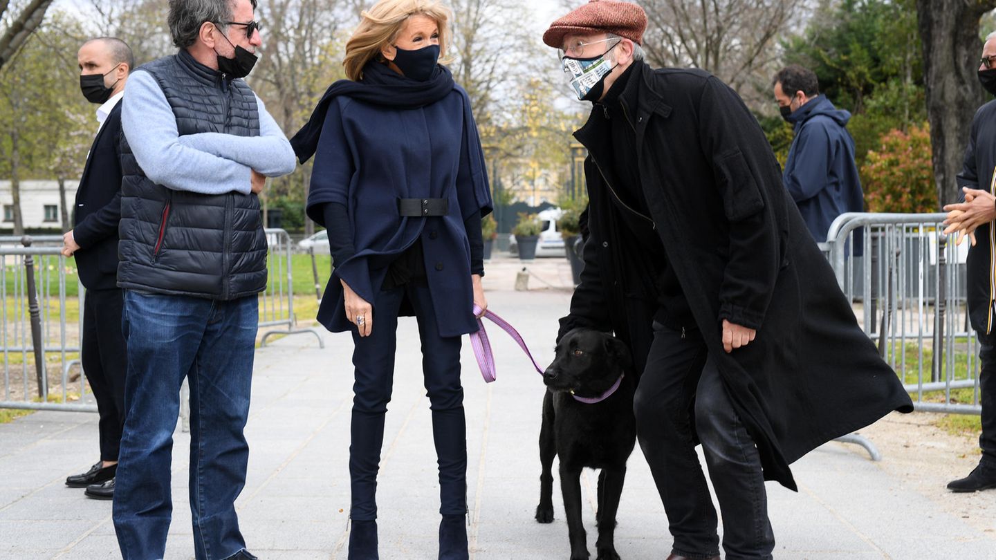 Auch mit engen  Jeans kann Frau Bein zeigen.