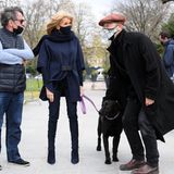 Auch mit engen  Jeans kann Frau Bein zeigen.