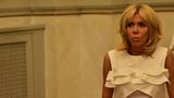 Manchmal sackt das Lächeln aus dem Gesicht. Bei Brigitte Macron passt auch ein Kleid von mädchenhafter Leichtigkeit.