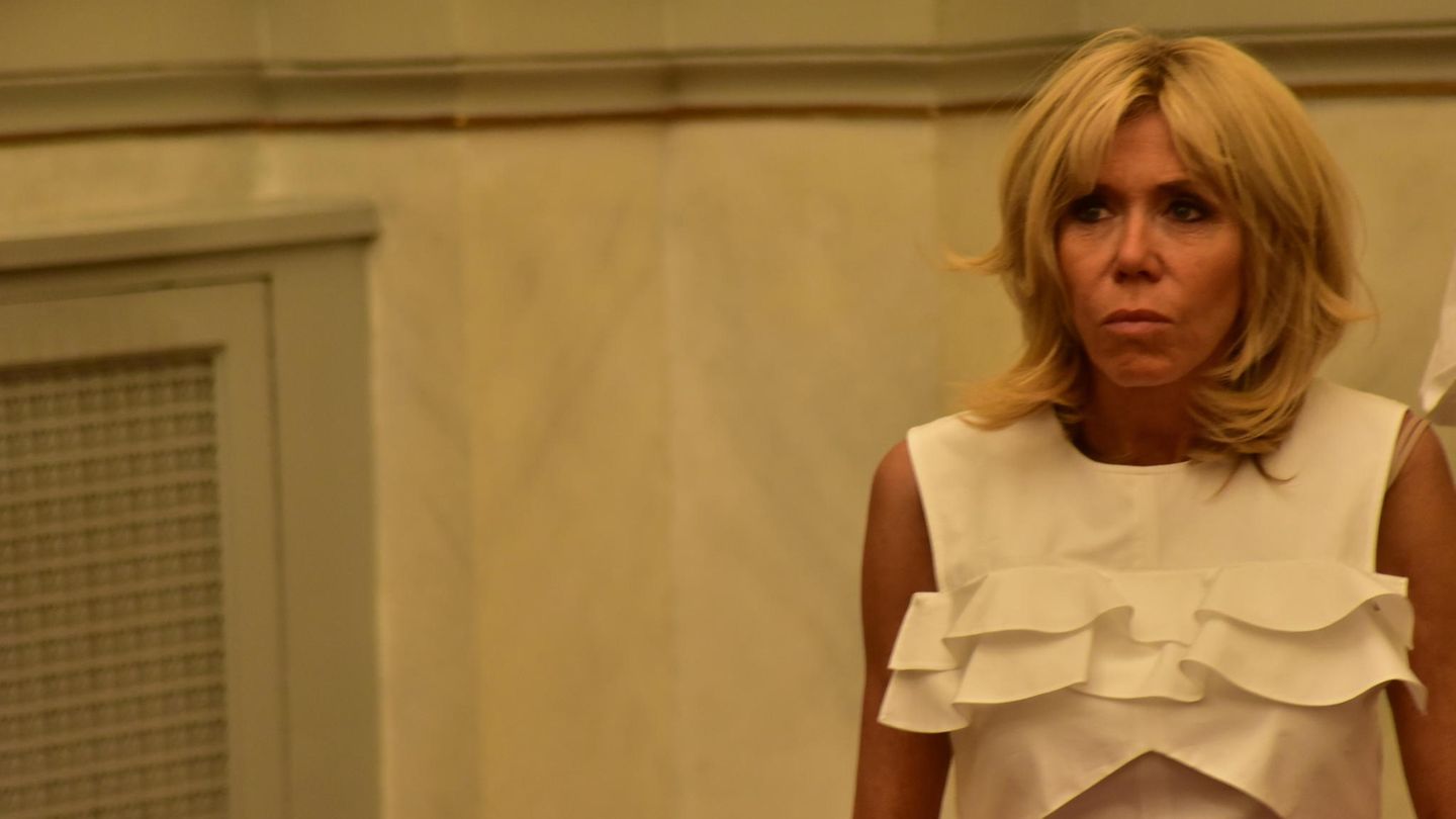 Manchmal sackt das Lächeln aus dem Gesicht. Bei Brigitte Macron passt auch ein Kleid von mädchenhafter Leichtigkeit.