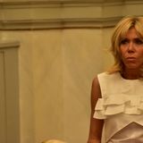 Manchmal sackt das Lächeln aus dem Gesicht. Bei Brigitte Macron passt auch ein Kleid von mädchenhafter Leichtigkeit.