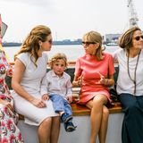 Sie ist die Älteteste mit dem kürzesten Kleid und sie kann es tragen.